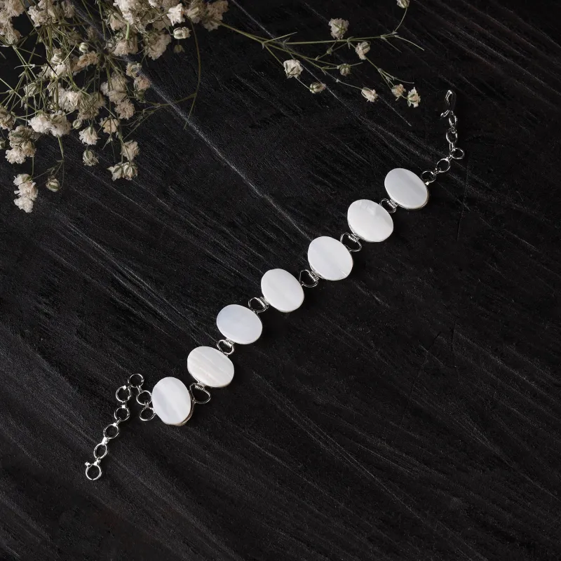 White - Handcrafted Seashell Bracelet (Adjustable) 32 made by Itokri