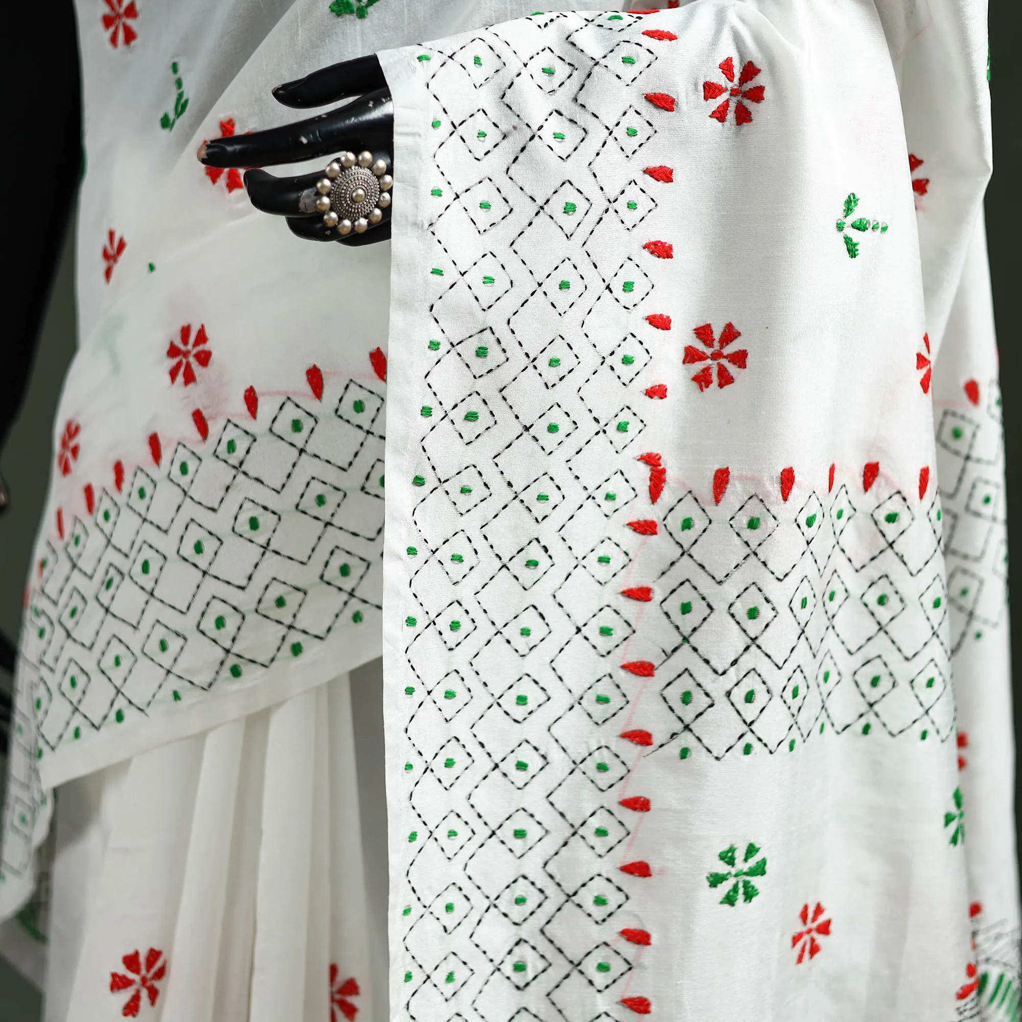 White - Bengal Nakshi Kantha Hand Embroidered Silk Saree 30 sold by Itokri product image thumbnail 3