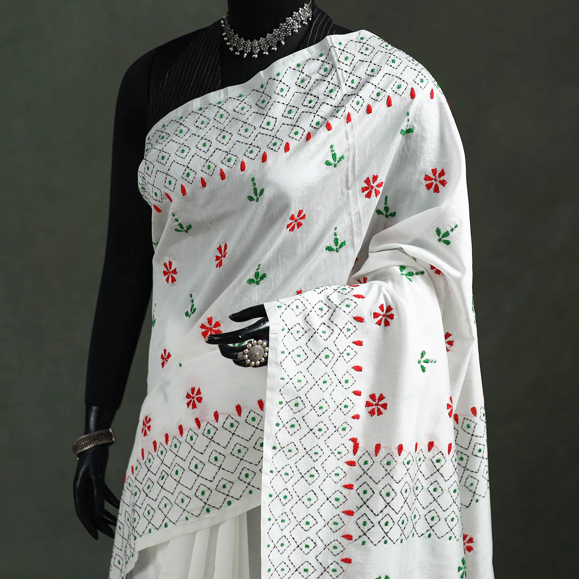 White - Bengal Nakshi Kantha Hand Embroidered Silk Saree 30 sold by Itokri product image thumbnail 2