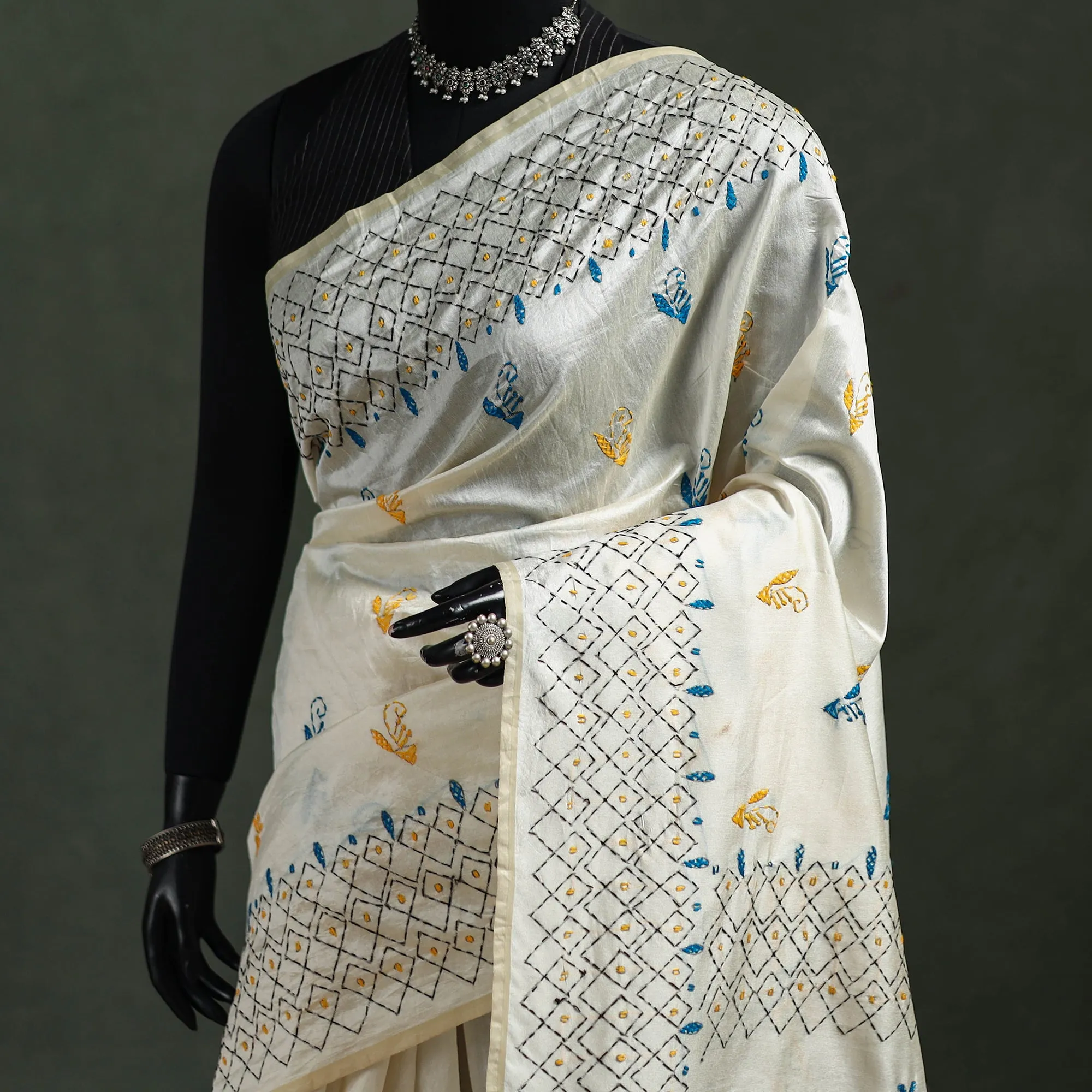 White - Bengal Nakshi Kantha Hand Embroidered Silk Saree 26 sold by Itokri product image thumbnail 2