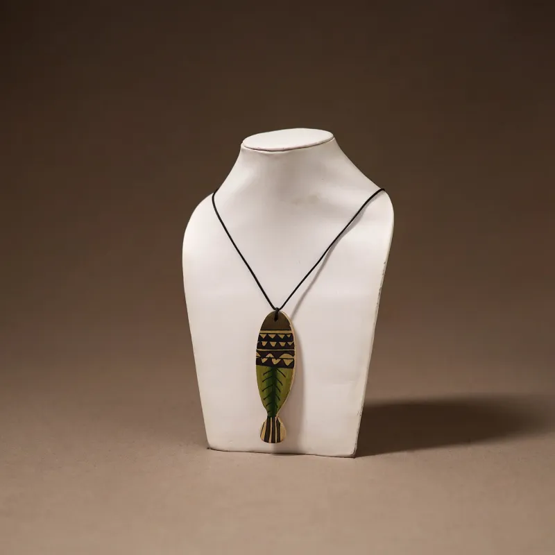 Kerala Mural Handpainted Bamboo Fish Necklace 119 made by Itokri