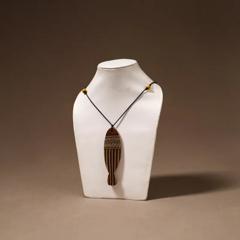 Kerala Mural Handpainted Bamboo Fish Necklace 139 made by Itokri