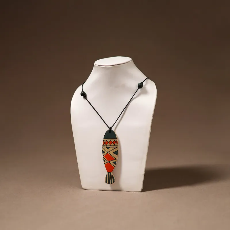Kerala Mural Handpainted Bamboo Fish Necklace 138 made by Itokri