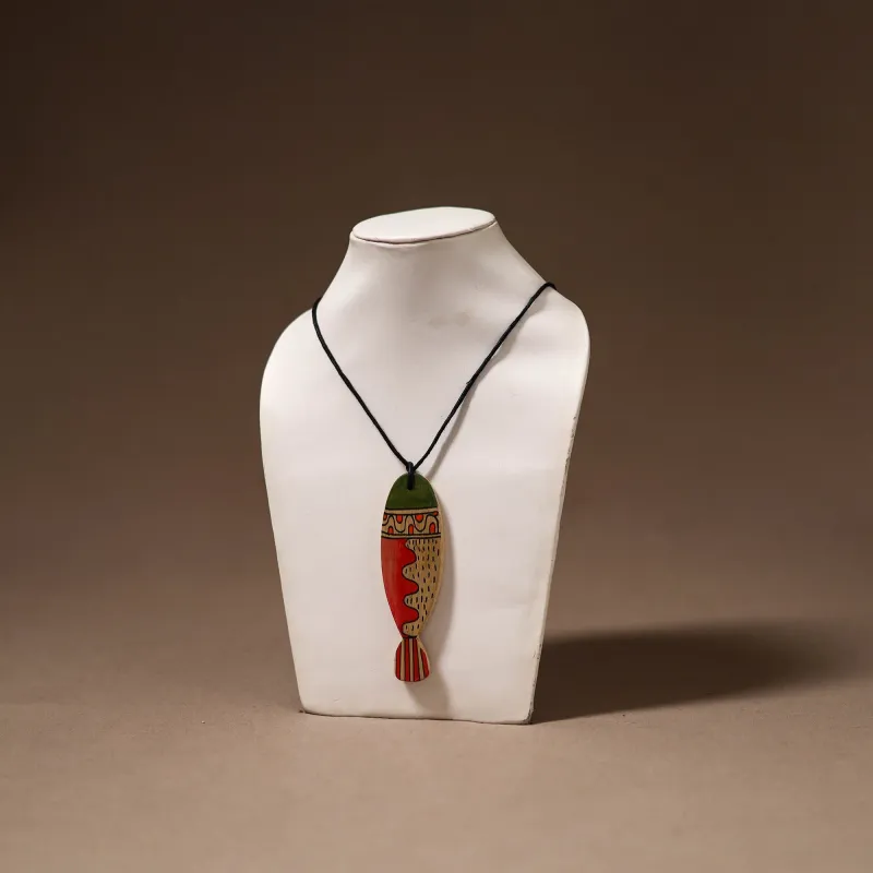 Kerala Mural Handpainted Bamboo Fish Necklace 130 made by Itokri