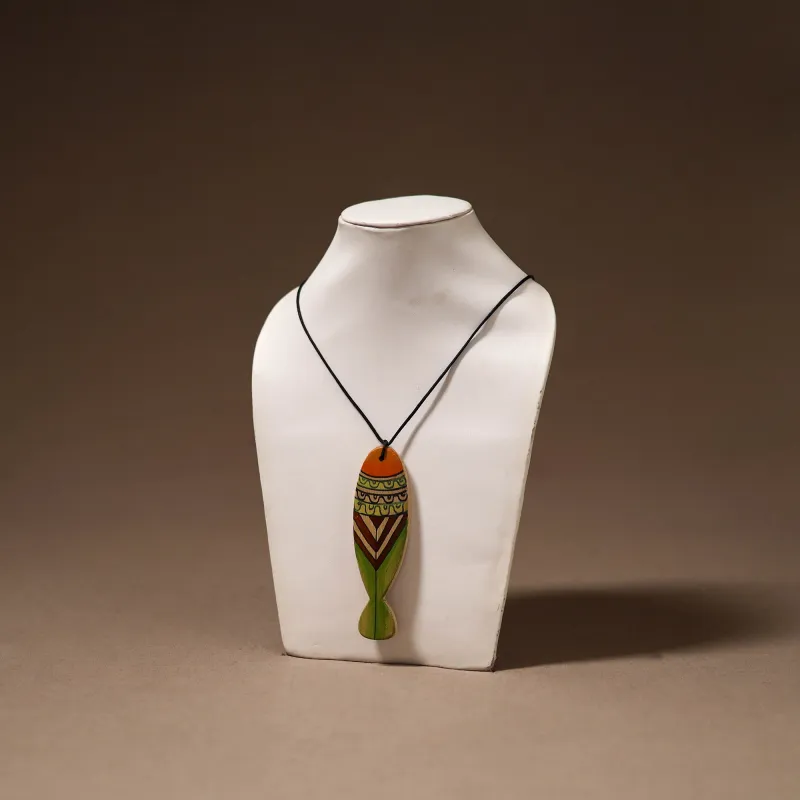 Kerala Mural Handpainted Bamboo Fish Necklace 126 made by Itokri