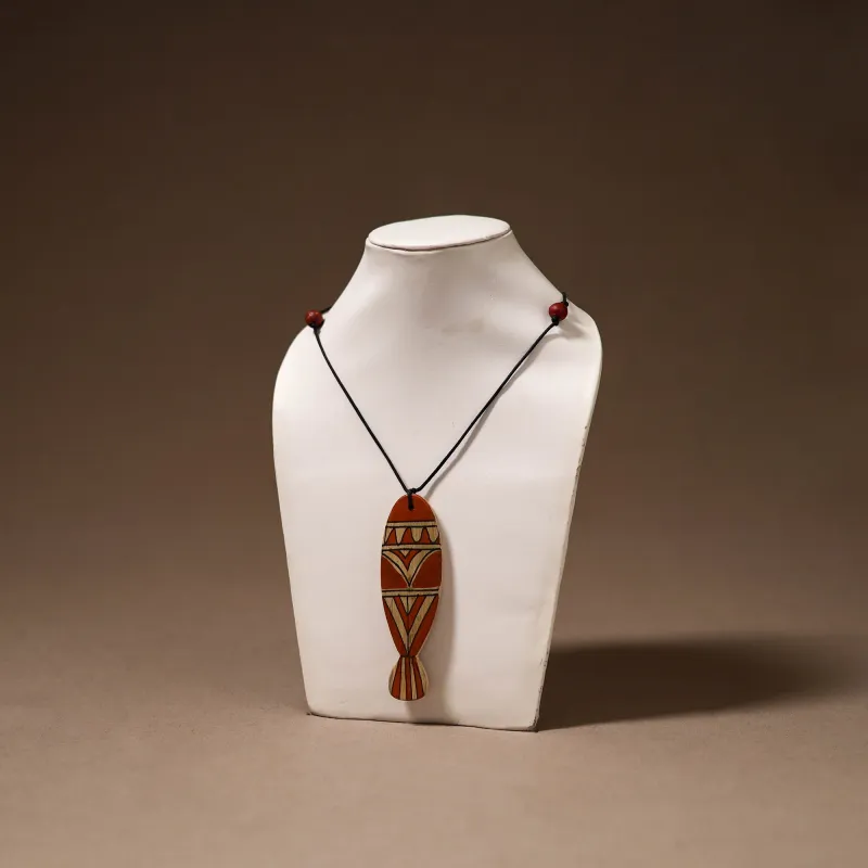 Kerala Mural Handpainted Bamboo Fish Necklace 124 made by Itokri