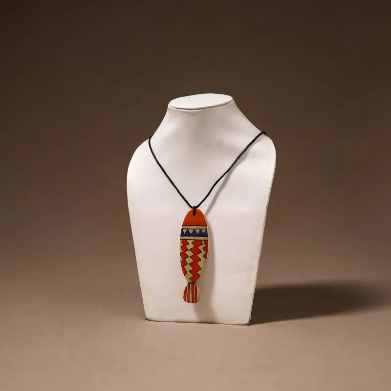 Kerala Mural Handpainted Bamboo Fish Necklace 122 made by Itokri