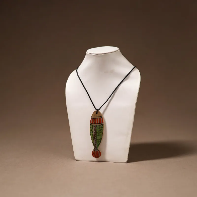 Kerala Mural Handpainted Bamboo Fish Necklace 120 made by Itokri