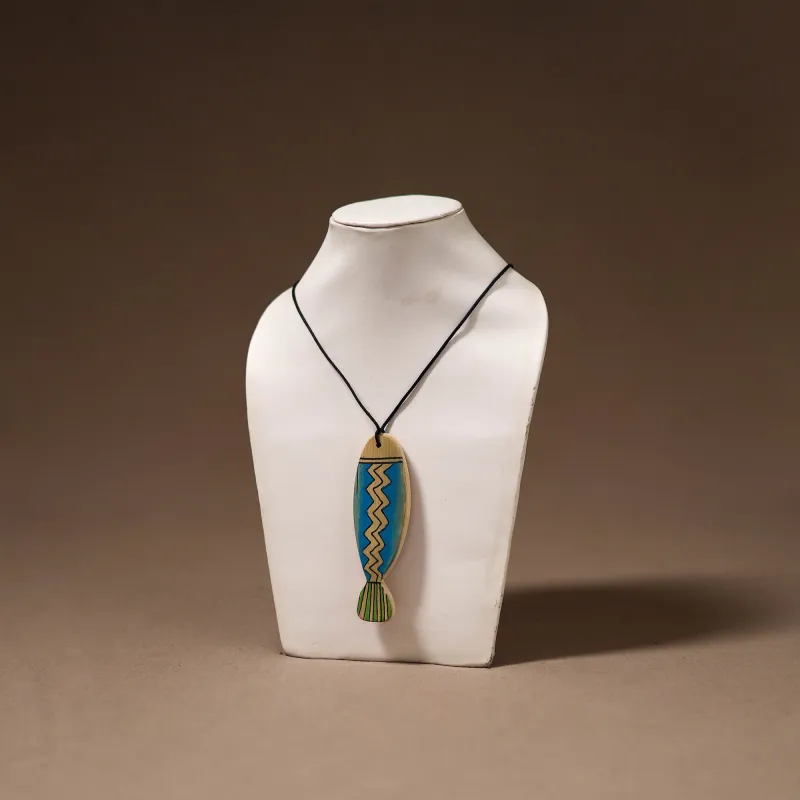 Kerala Mural Handpainted Bamboo Fish Necklace 144 made by Itokri