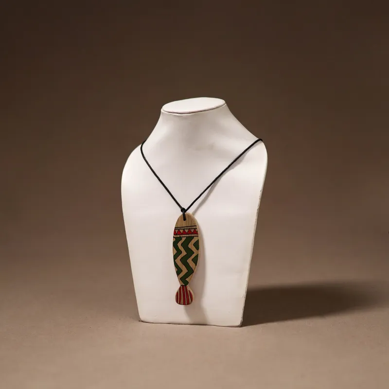Kerala Mural Handpainted Bamboo Fish Necklace 142 made by Itokri