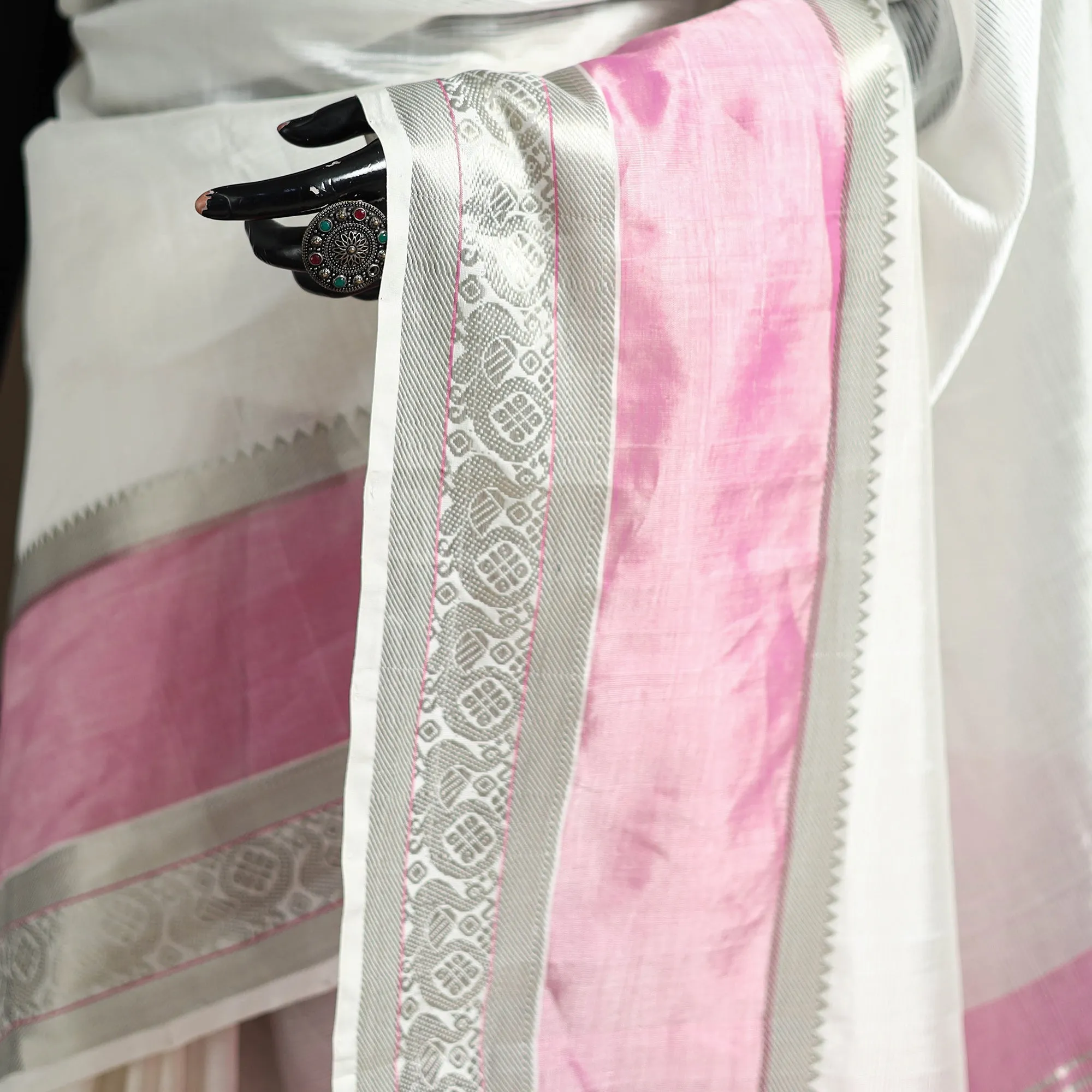 White - Pure Handwoven Mangalagiri Silk Cotton Pattu Saree with Zari Border 25 sold by Itokri product image thumbnail 3