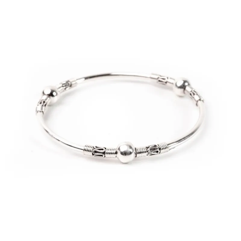 Selat Three Stone sold by Love Anchor