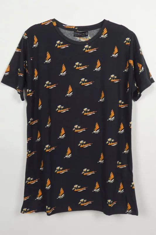 Tee Wind Charcoal sold by Suennoaj