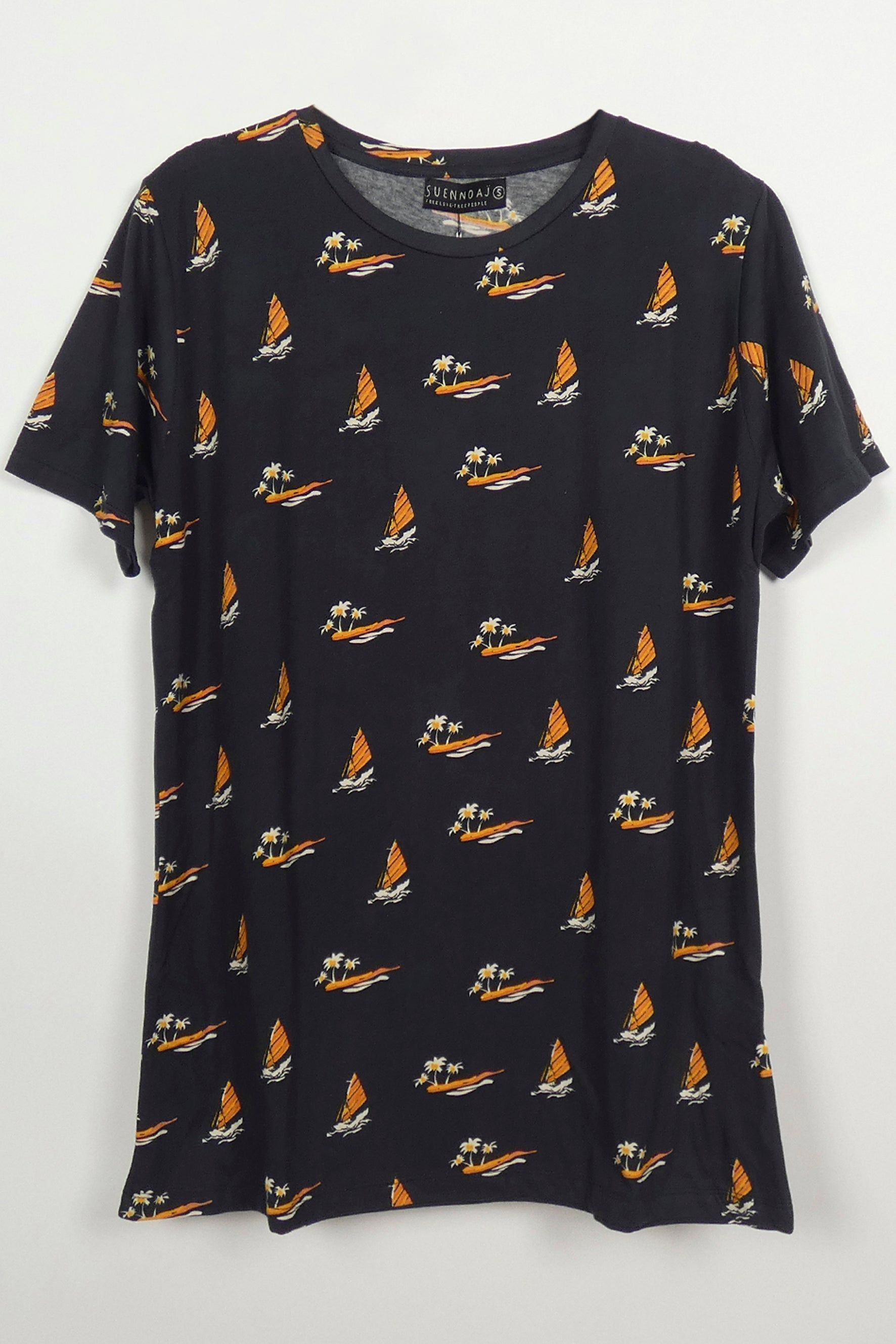 Tee Wind Charcoal sold by Suennoaj