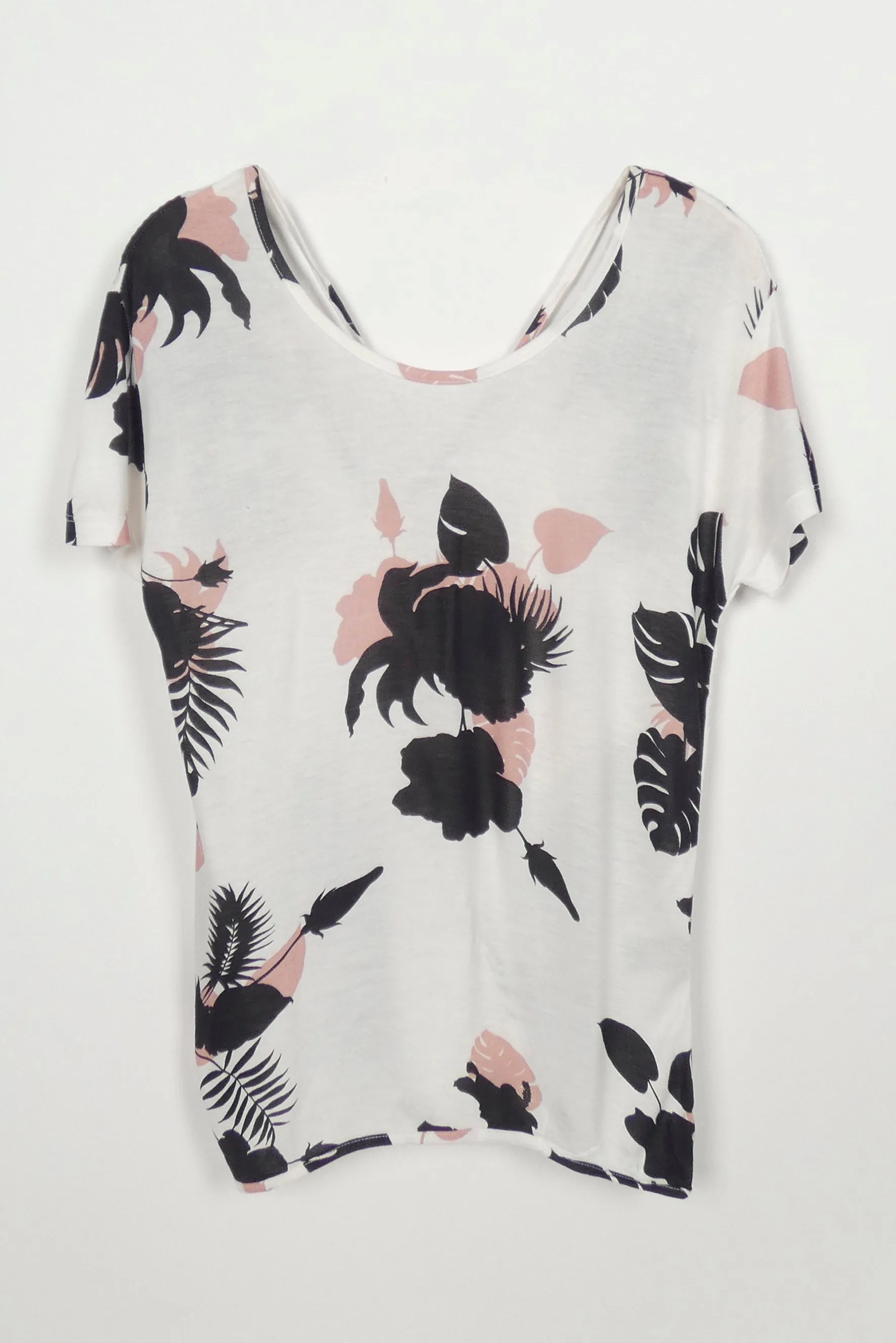 Tee V Tali sold by Suennoaj