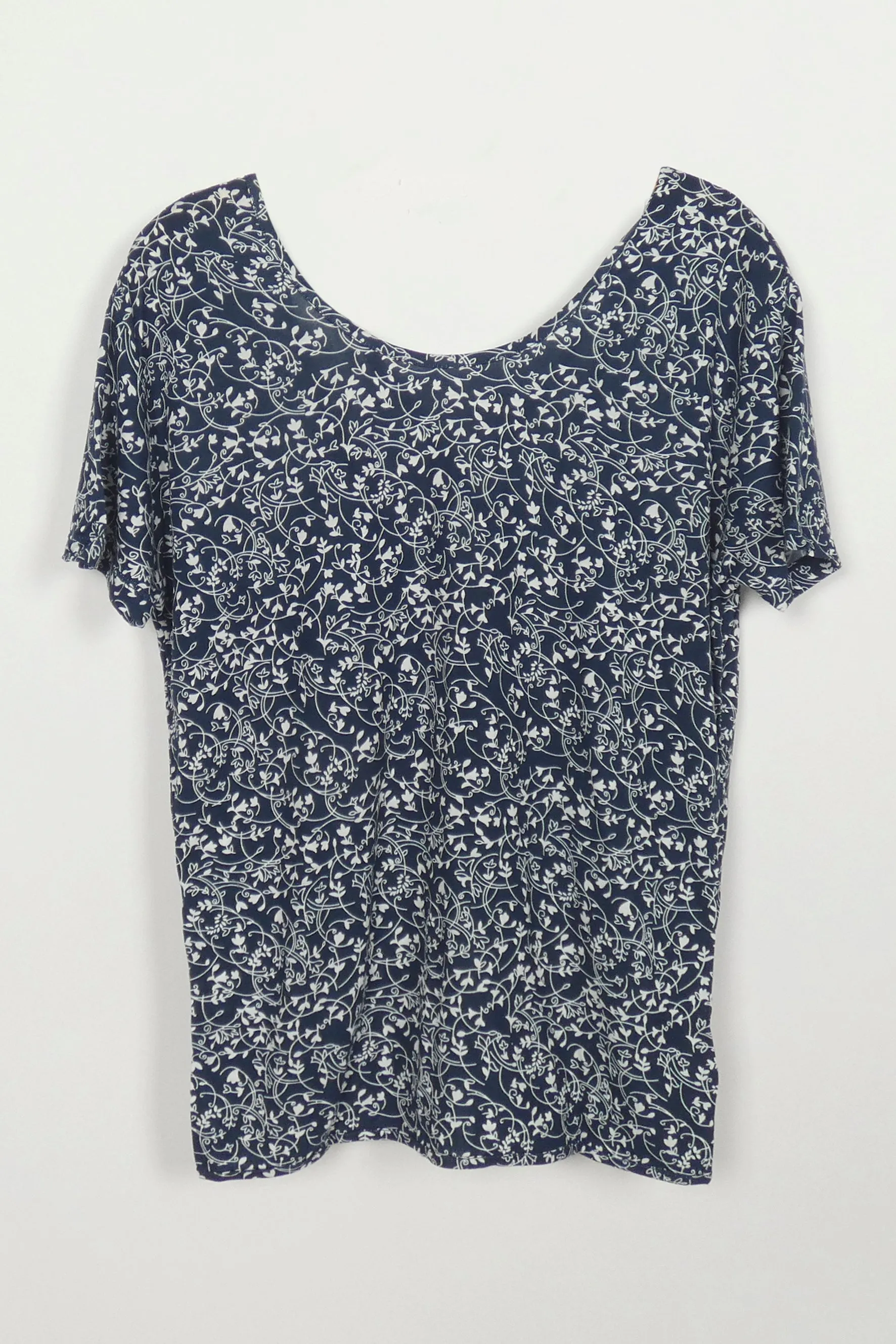 Tee V Tali sold by Suennoaj product image thumbnail 5