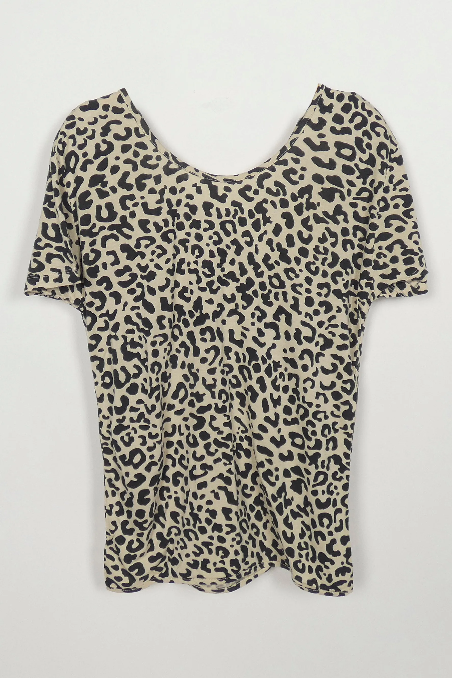 Tee V Tali sold by Suennoaj product image thumbnail 4