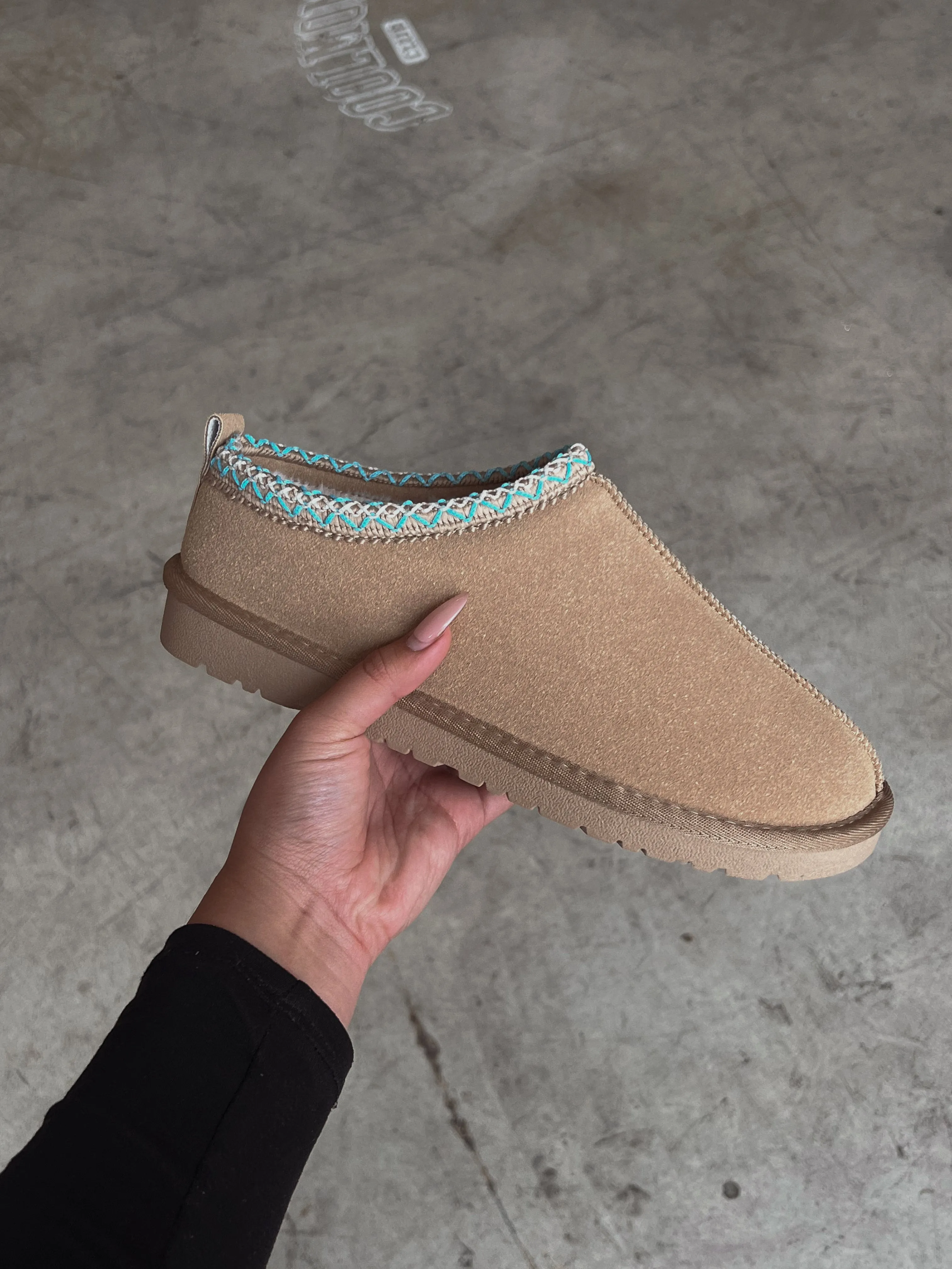 CASUAL SLIPPERS sold by Elvn Elvn