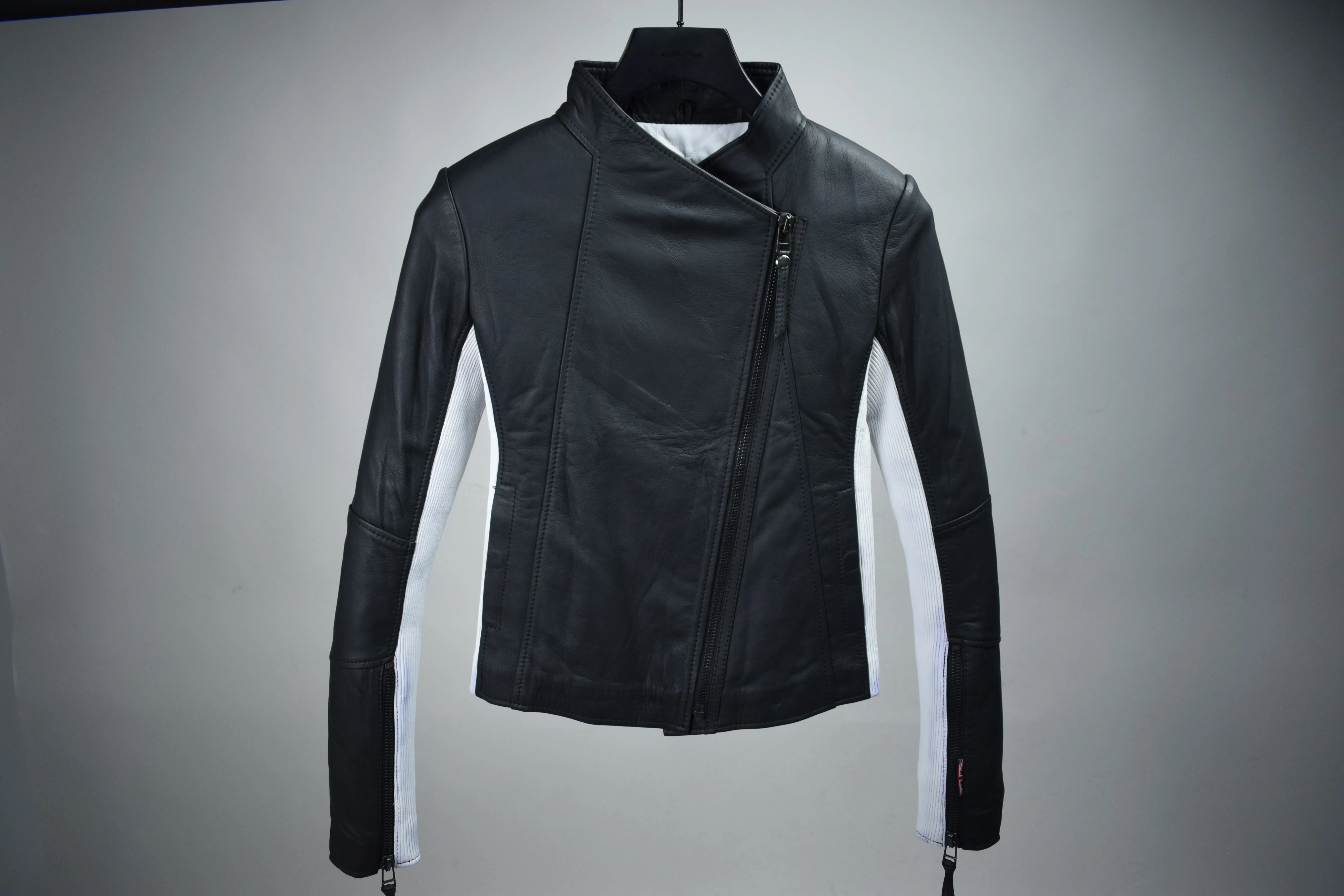 Luna Black and White / Womens / XS / Excellent sold by Boda Skins