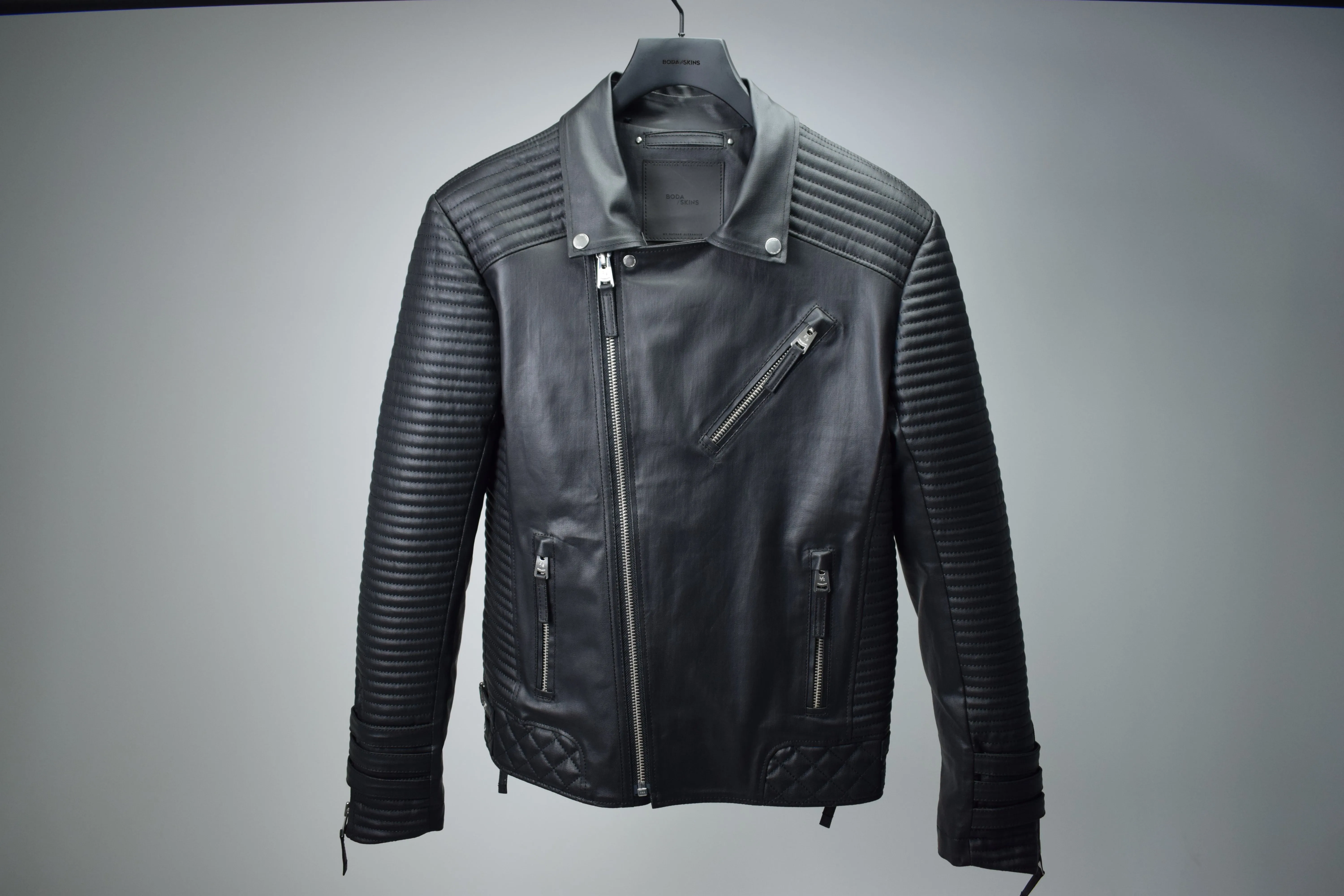 SM077 / ALEXANDER 3.0 LEATHER FREE SILVER HARDWARE (Men's) sold by Boda Skins