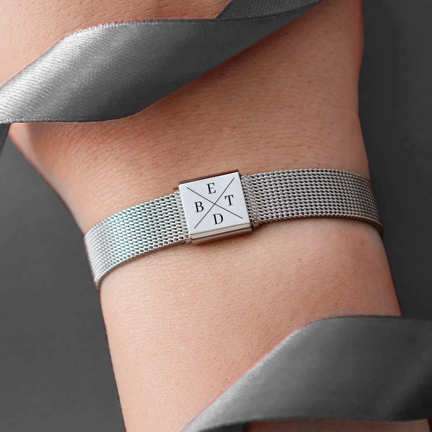 Pulsera minimalista personalizada con iniciales sold by alma product image thumbnail 2