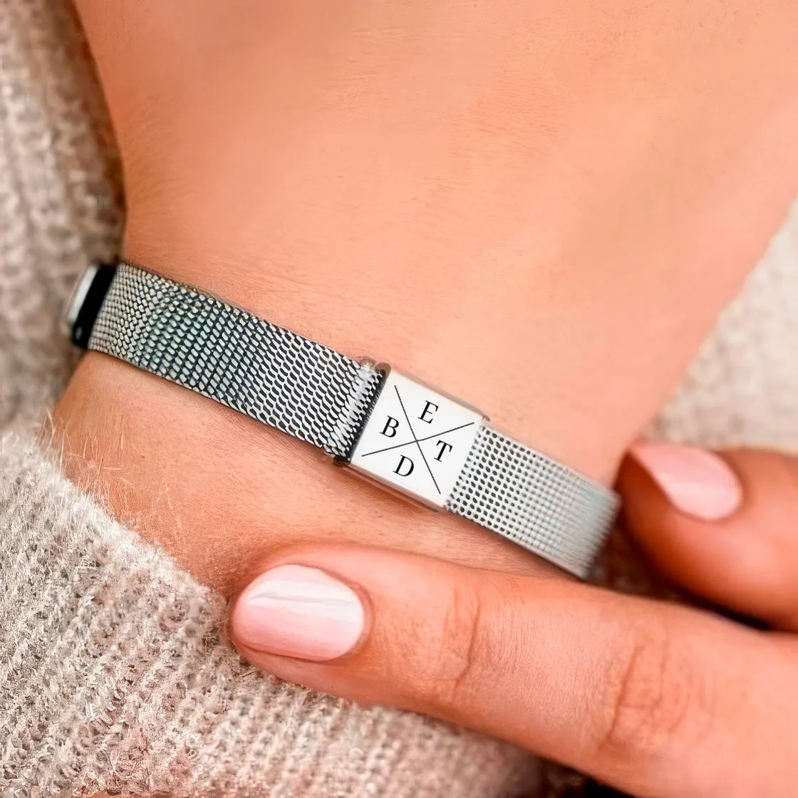 Pulsera minimalista personalizada con iniciales sold by alma product image thumbnail 3