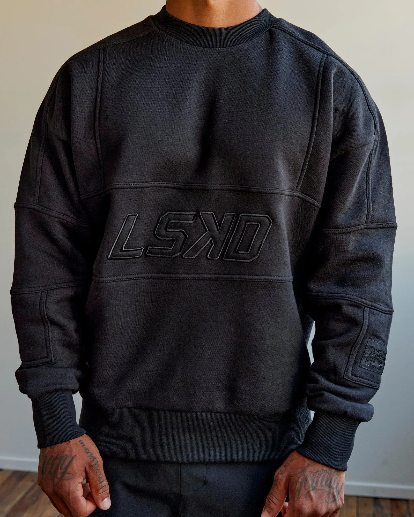 【送料&関税込】CourrA¨ges Black Cotton Blend Sweater Courrèges logo-patch Cotton Sweatshirt | Black | FARFETCH