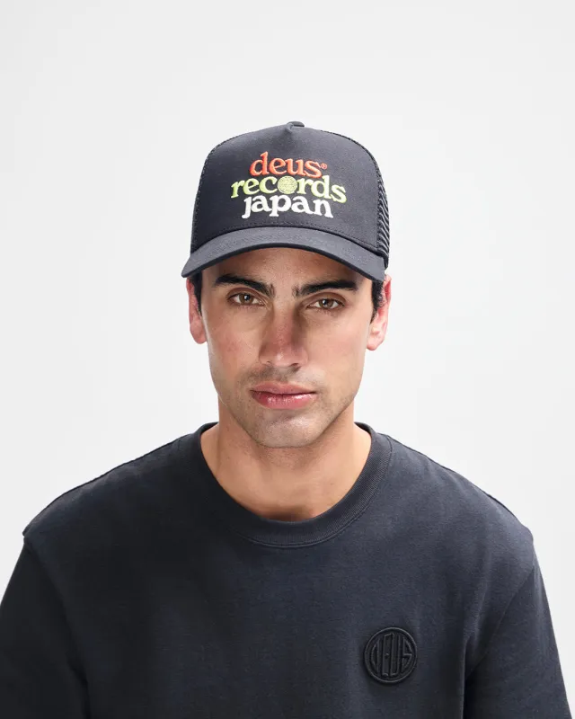 Strata Trucker - Black made by Deus Ex Machina