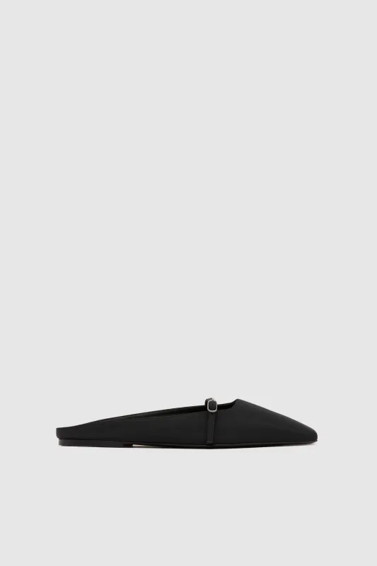 Plié Flat - Black made by St. Agni