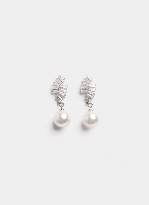 Pearl Drop Earrings made by Laura