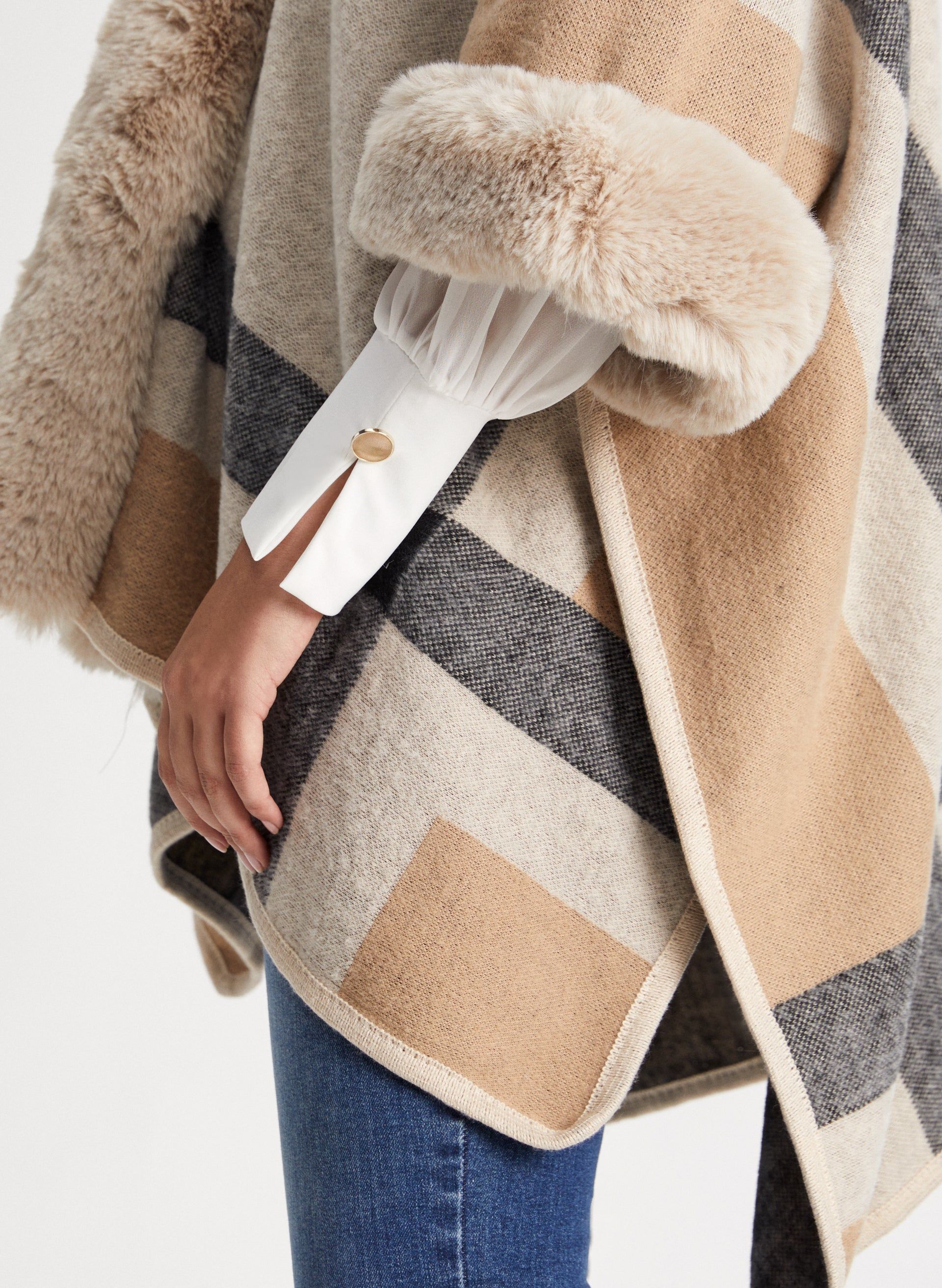 Faux-Fur & Plaid Poncho sold by Laura product image thumbnail 2