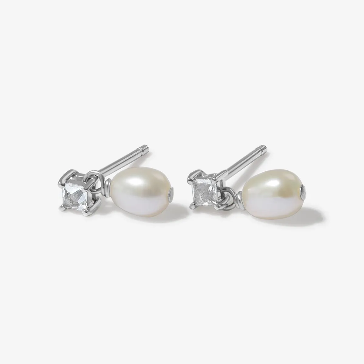 Vale pearl earrings sold by Adornmonde product image thumbnail 2