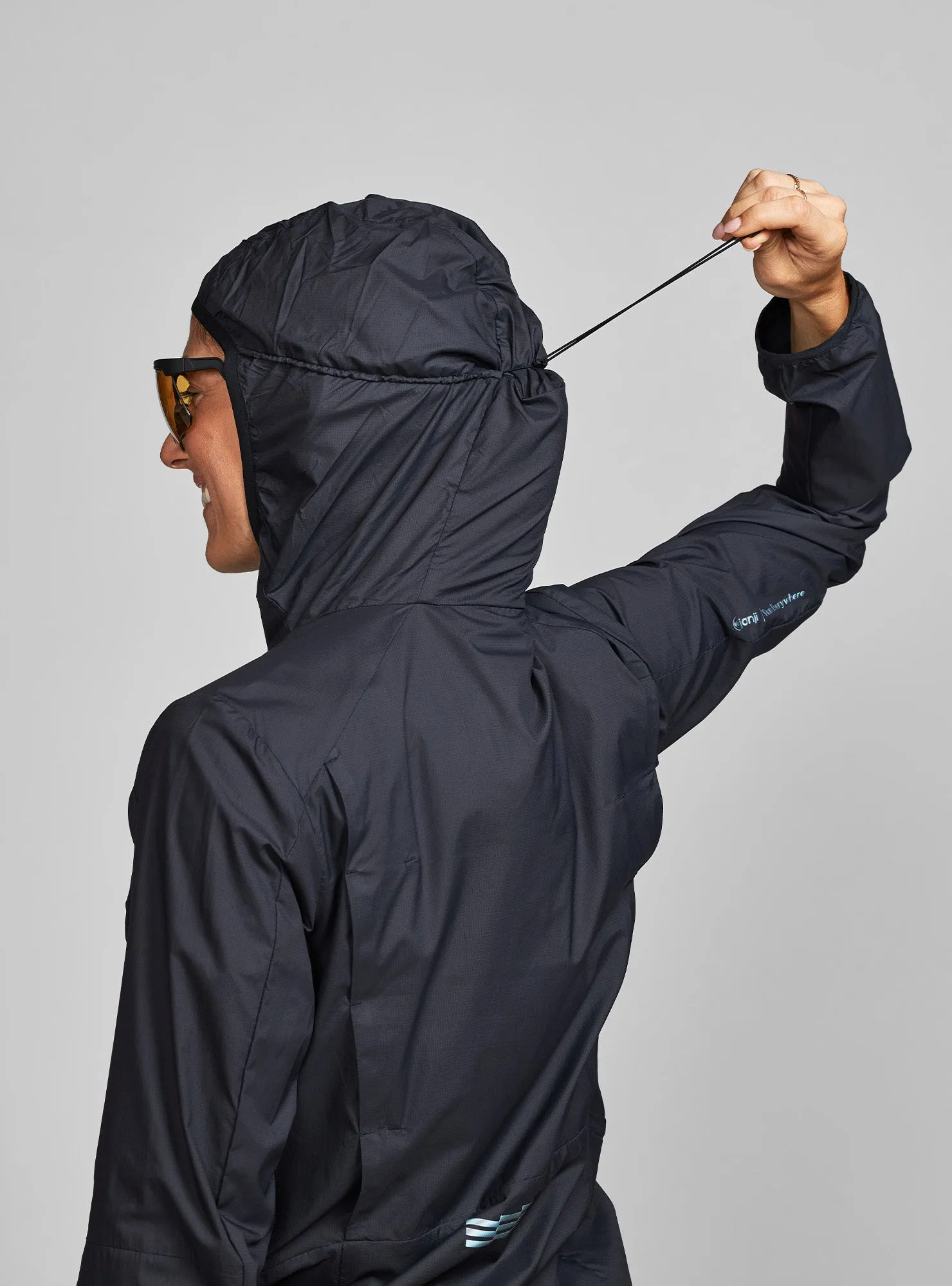 W's Zephyrunner Wind Shell sold by Janji product image thumbnail 4