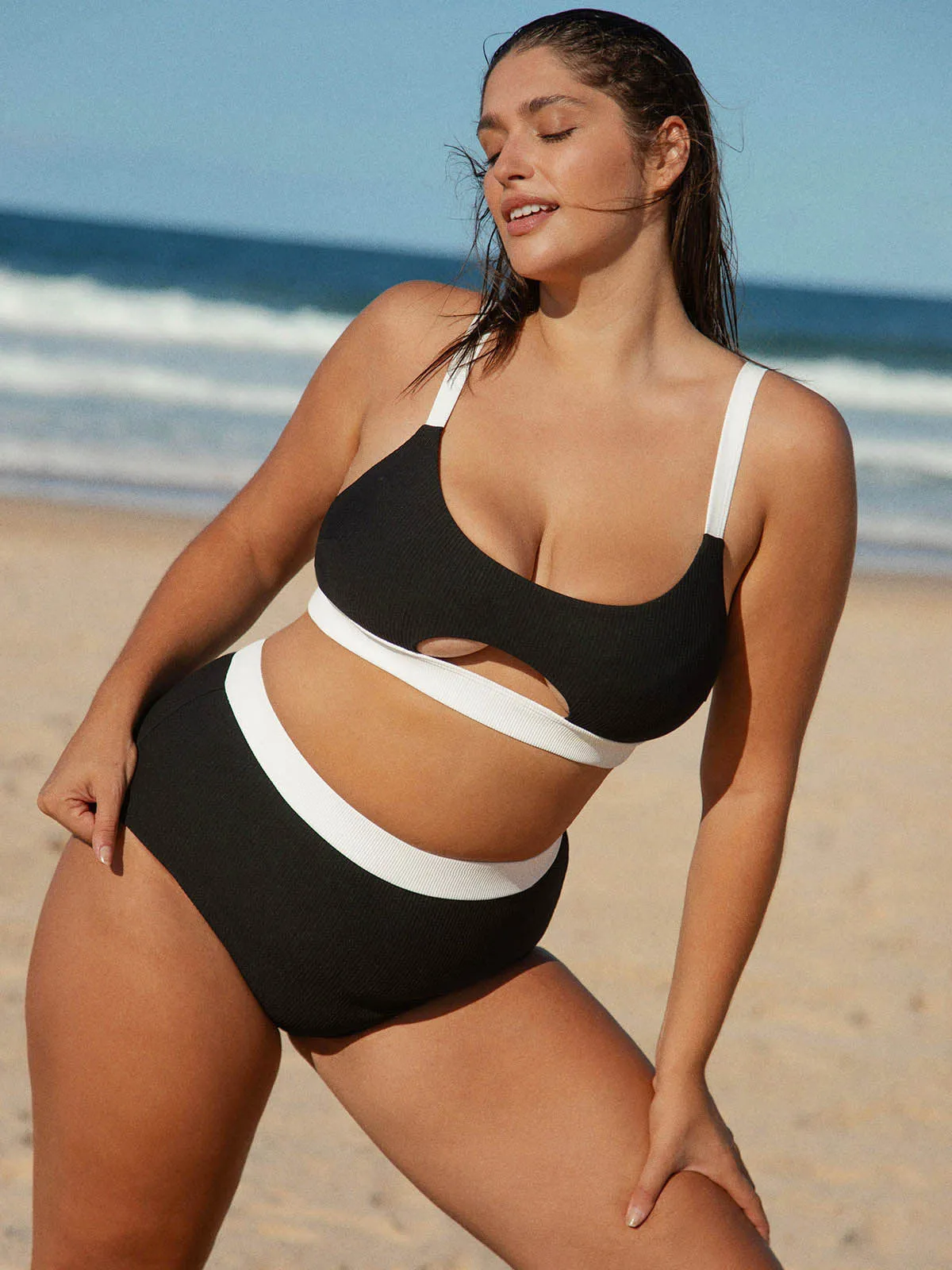 Contrast Trim Plus Size Bikini Bottom sold by BERLOOK product image thumbnail 5