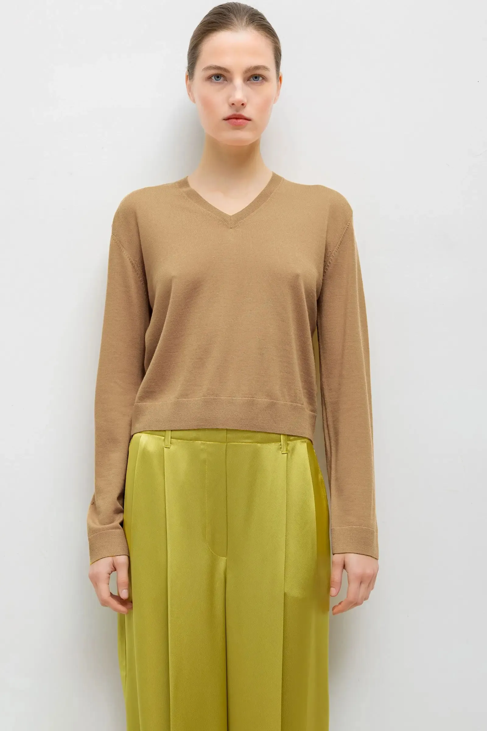James Classic V Neck sold by Leset
