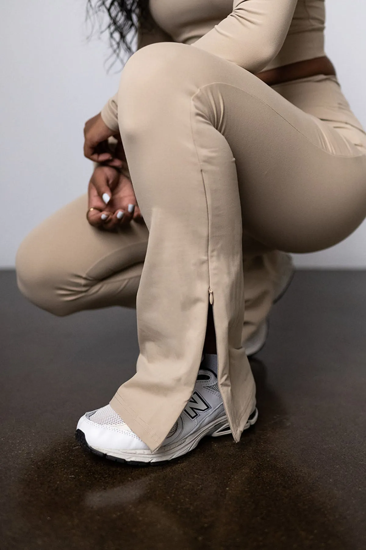 CLASSIC FIT SPLIT HEM LEGGINGS - COOKIE sold by Azur Fit product image thumbnail 2