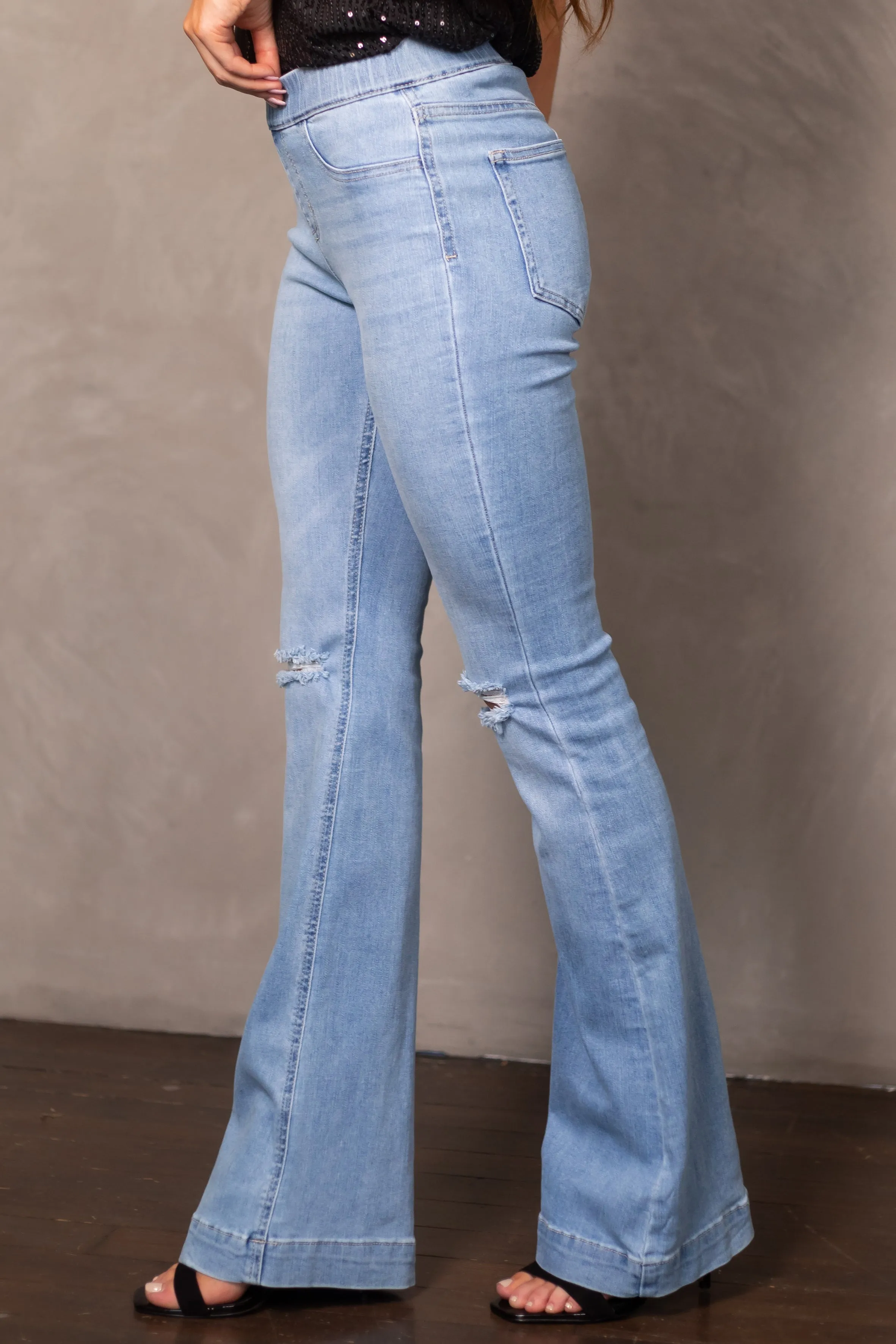 Jelly Jeans Light Wash Mid Rise Distressed Knee Jeggings sold by Lime Lush product image thumbnail 3