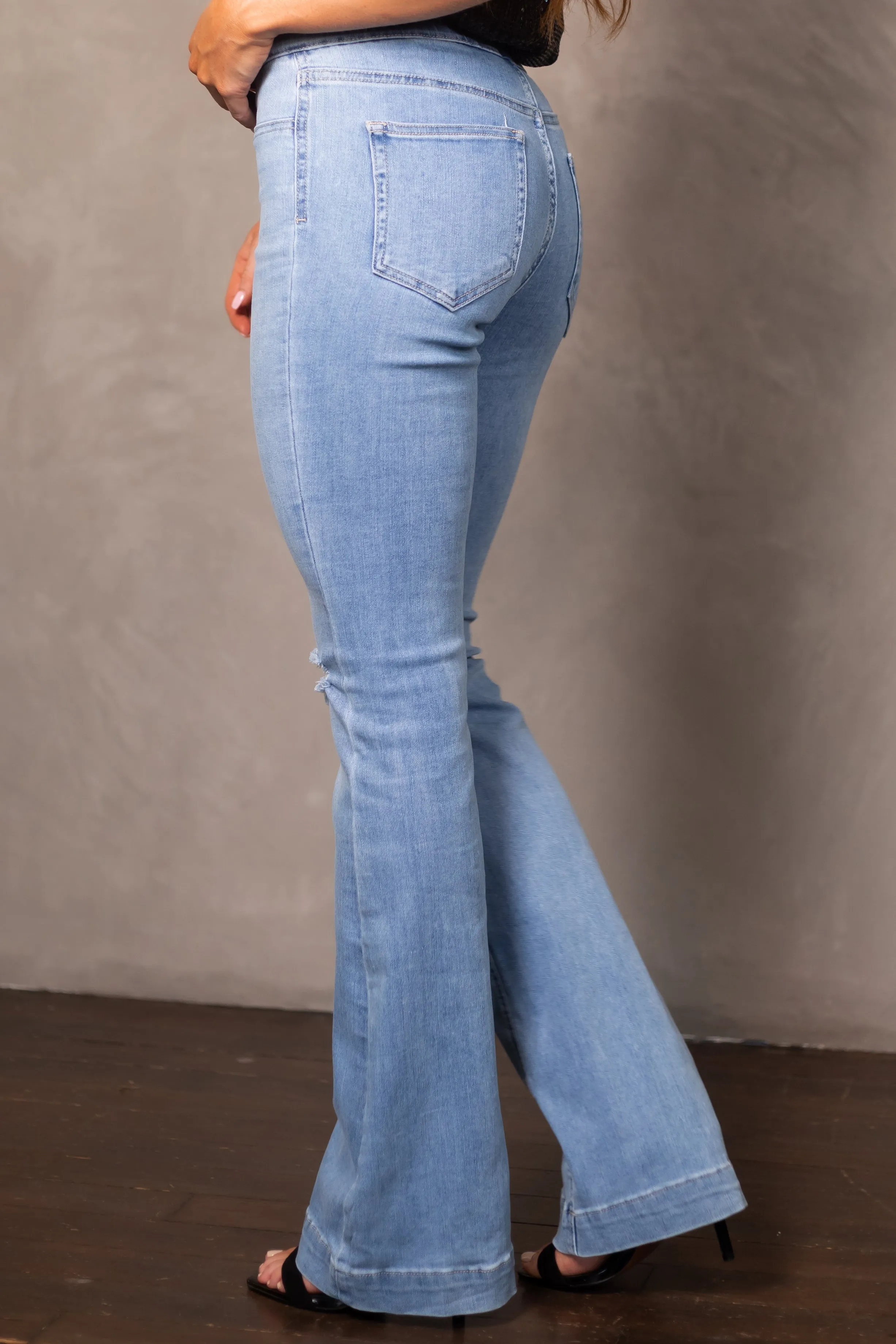 Jelly Jeans Light Wash Mid Rise Distressed Knee Jeggings sold by Lime Lush product image thumbnail 4