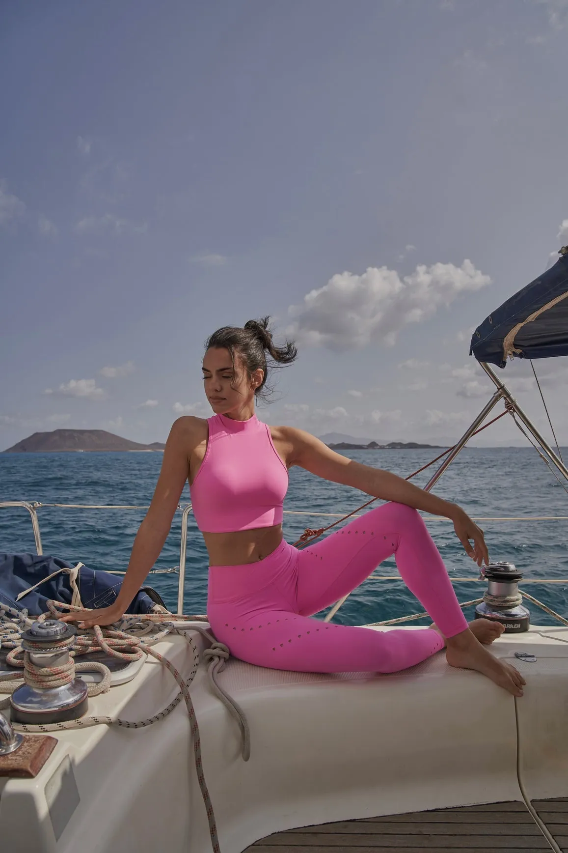 V-waist Laser Cut Sports Legging sold by WISKII Active product image thumbnail 4