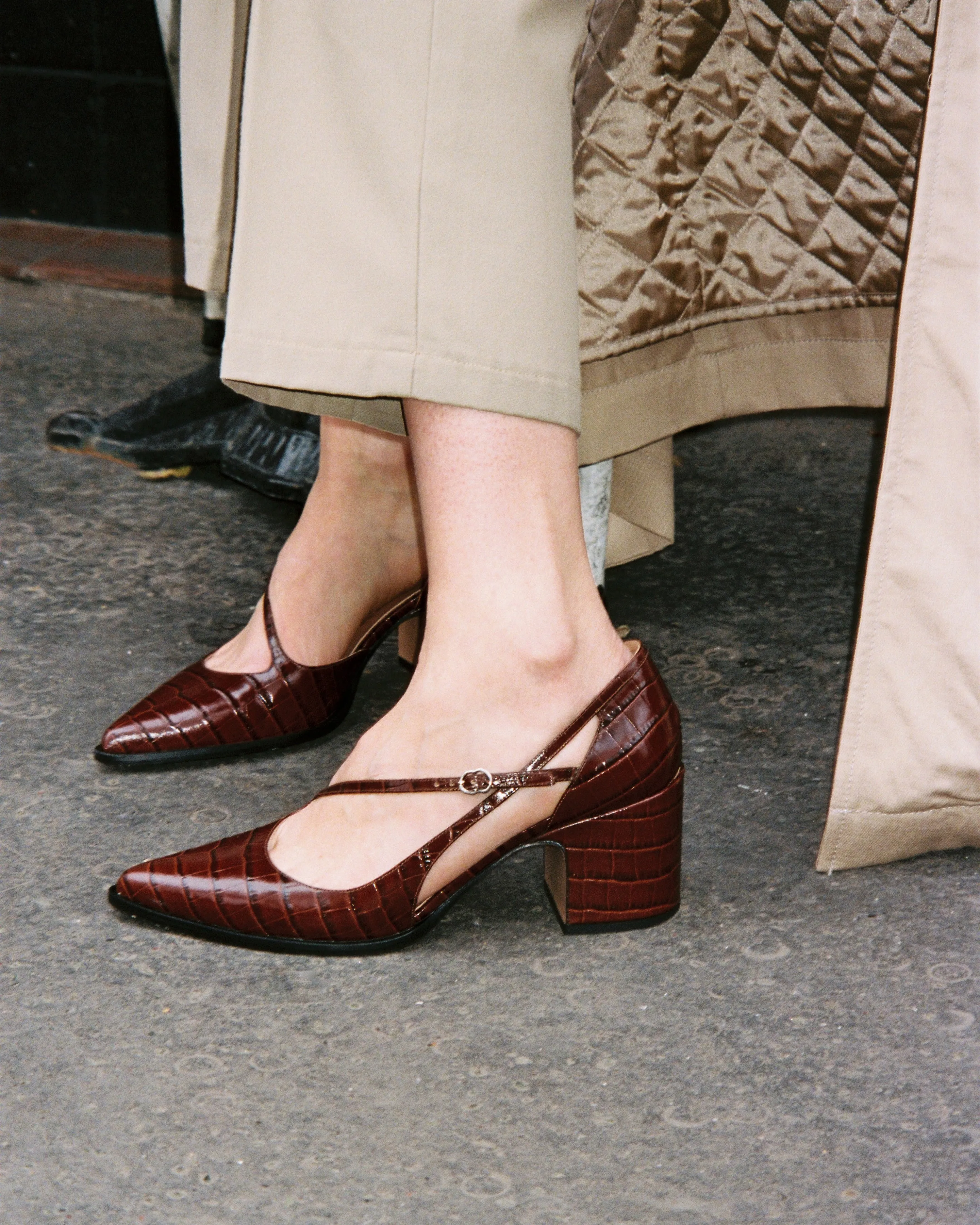 THEOFFICE - Escarpins - Embossées Chocolat sold by Nomasei product image thumbnail 2