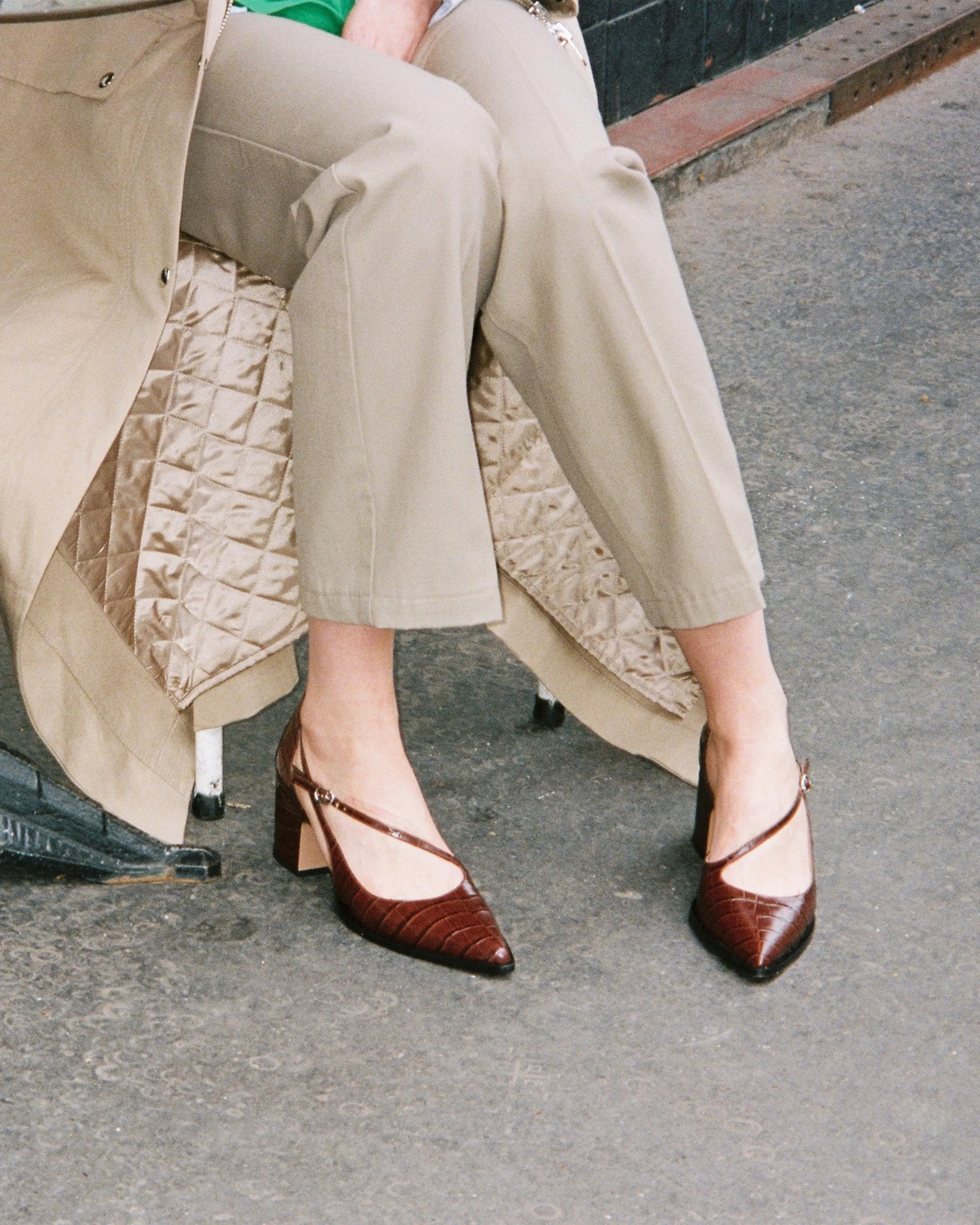 THEOFFICE - Escarpins - Embossées Chocolat sold by Nomasei product image thumbnail 5