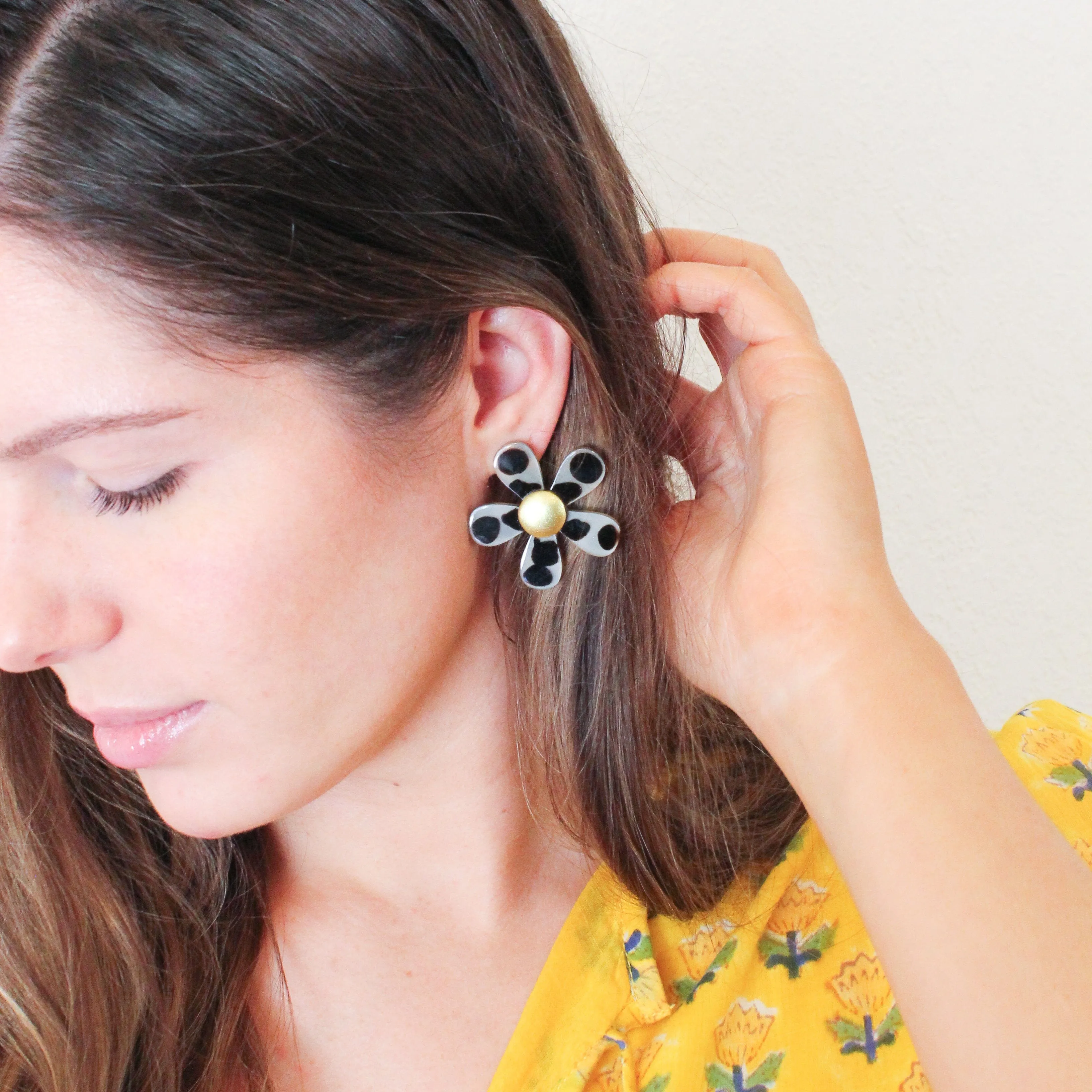 Tortoise Flower Earrings sold by Sunshine Tienda product image thumbnail 3