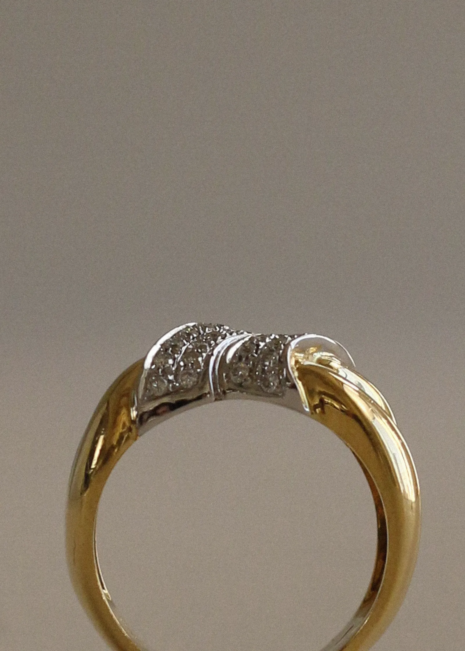 Vintage Pavé Twist 18k Diamond Ring sold by Kinn product image thumbnail 2