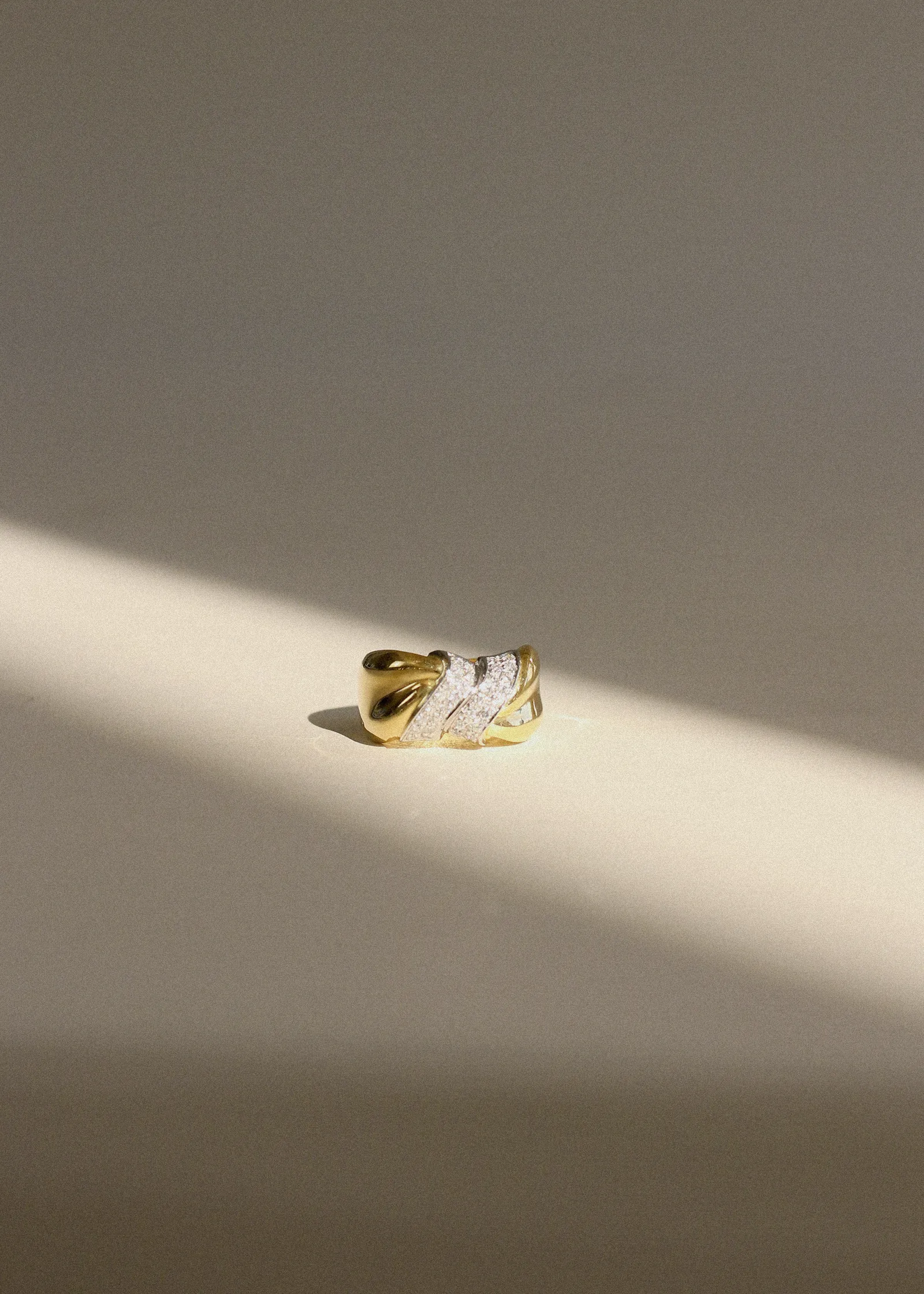 Vintage Pavé Twist 18k Diamond Ring sold by Kinn product image thumbnail 5
