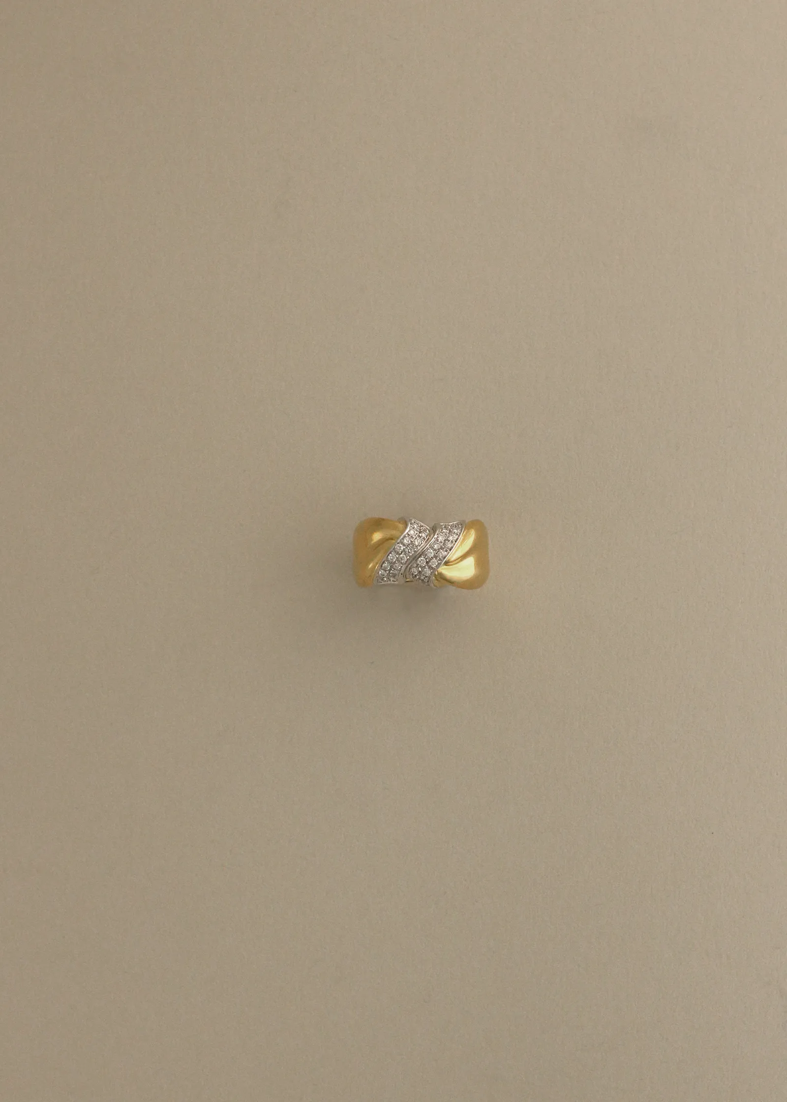 Vintage Pavé Twist 18k Diamond Ring sold by Kinn product image thumbnail 4