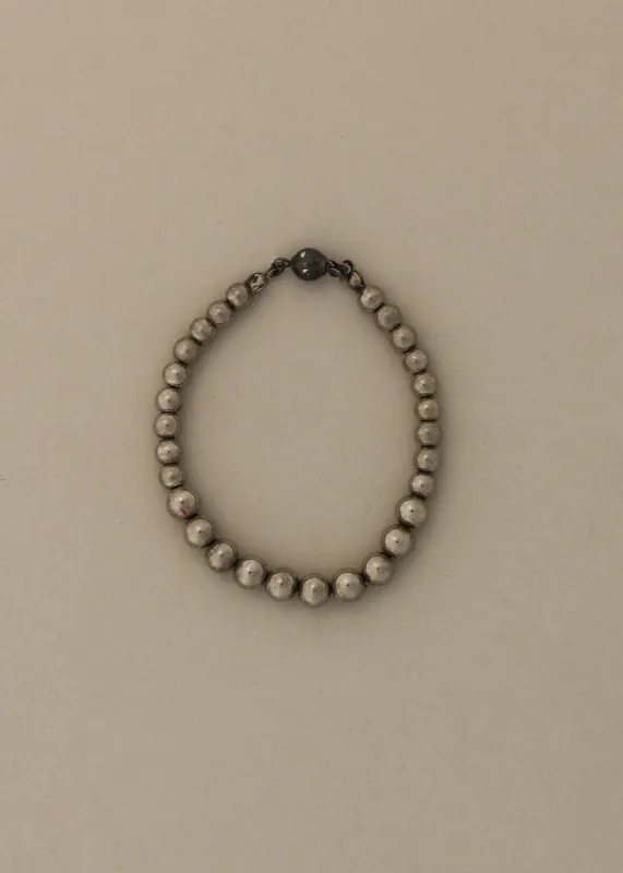 Vintage Graduated Silver Beaded Bracelet made by Kinn