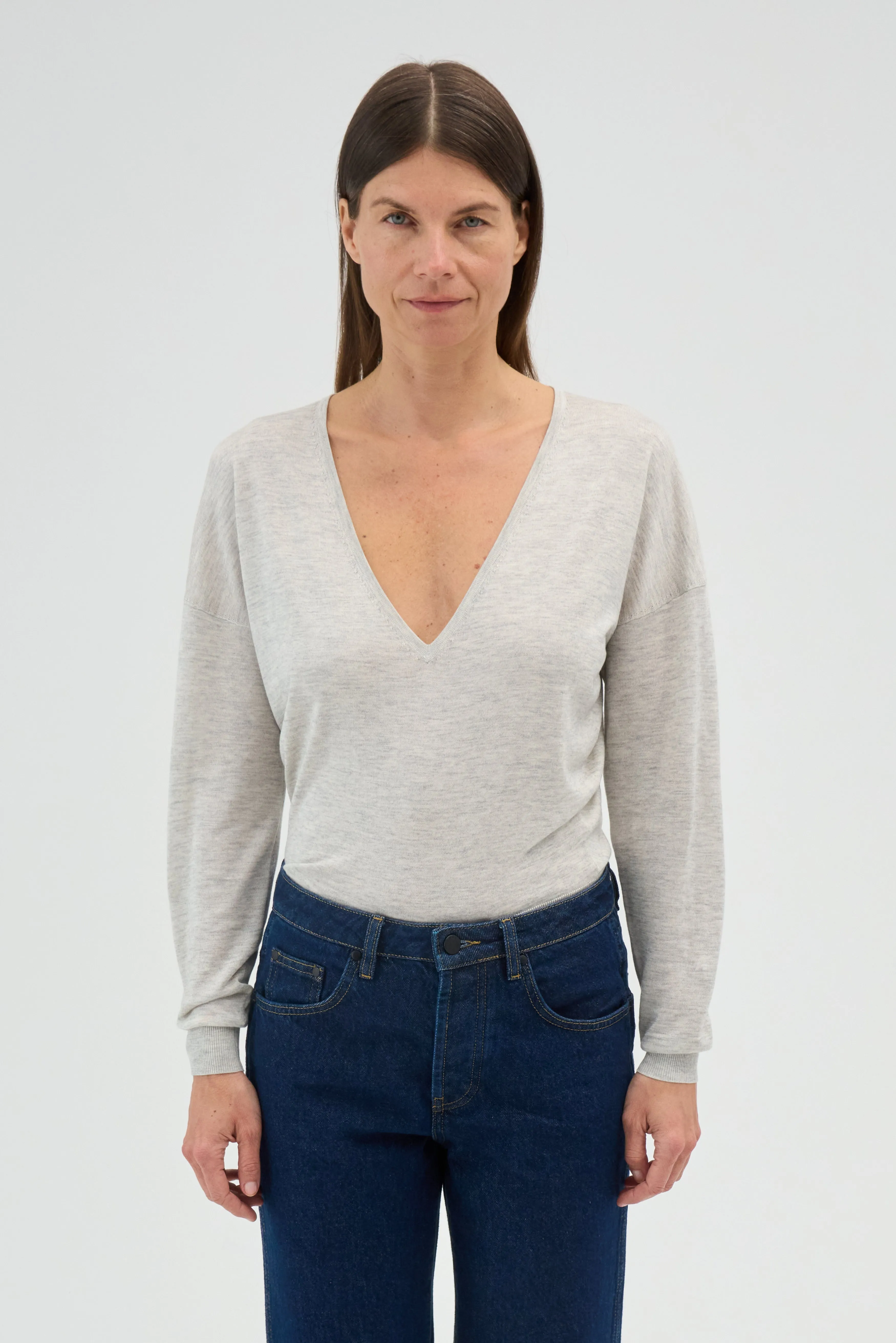SILK CASHMERE V-NECK SWEATER sold by RENGGLI product image thumbnail 3
