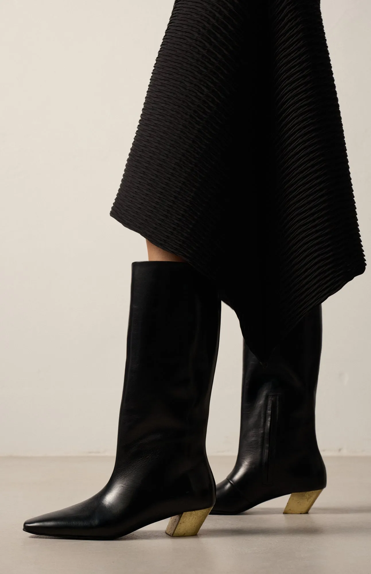 DYLAN DEEP BLACK sold by Vanda Novak product image thumbnail 4