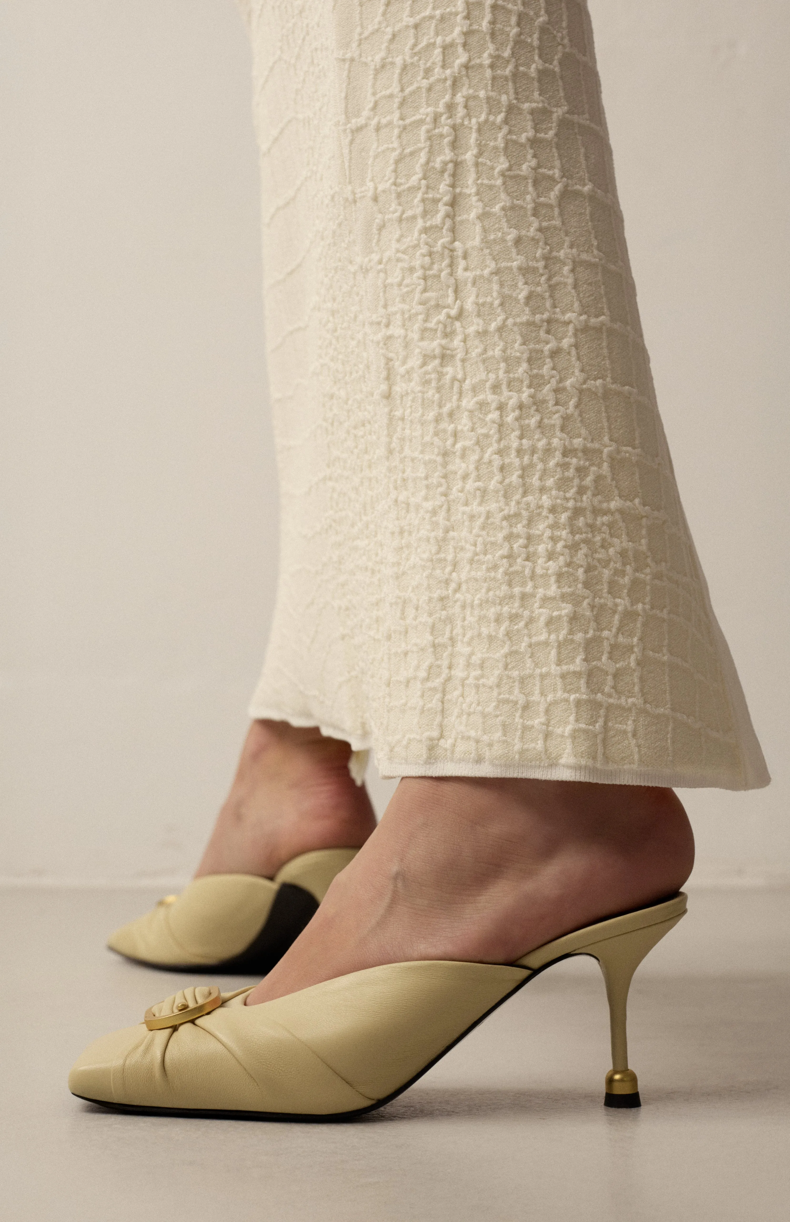 AMANDA IVORY sold by Vanda Novak product image thumbnail 2