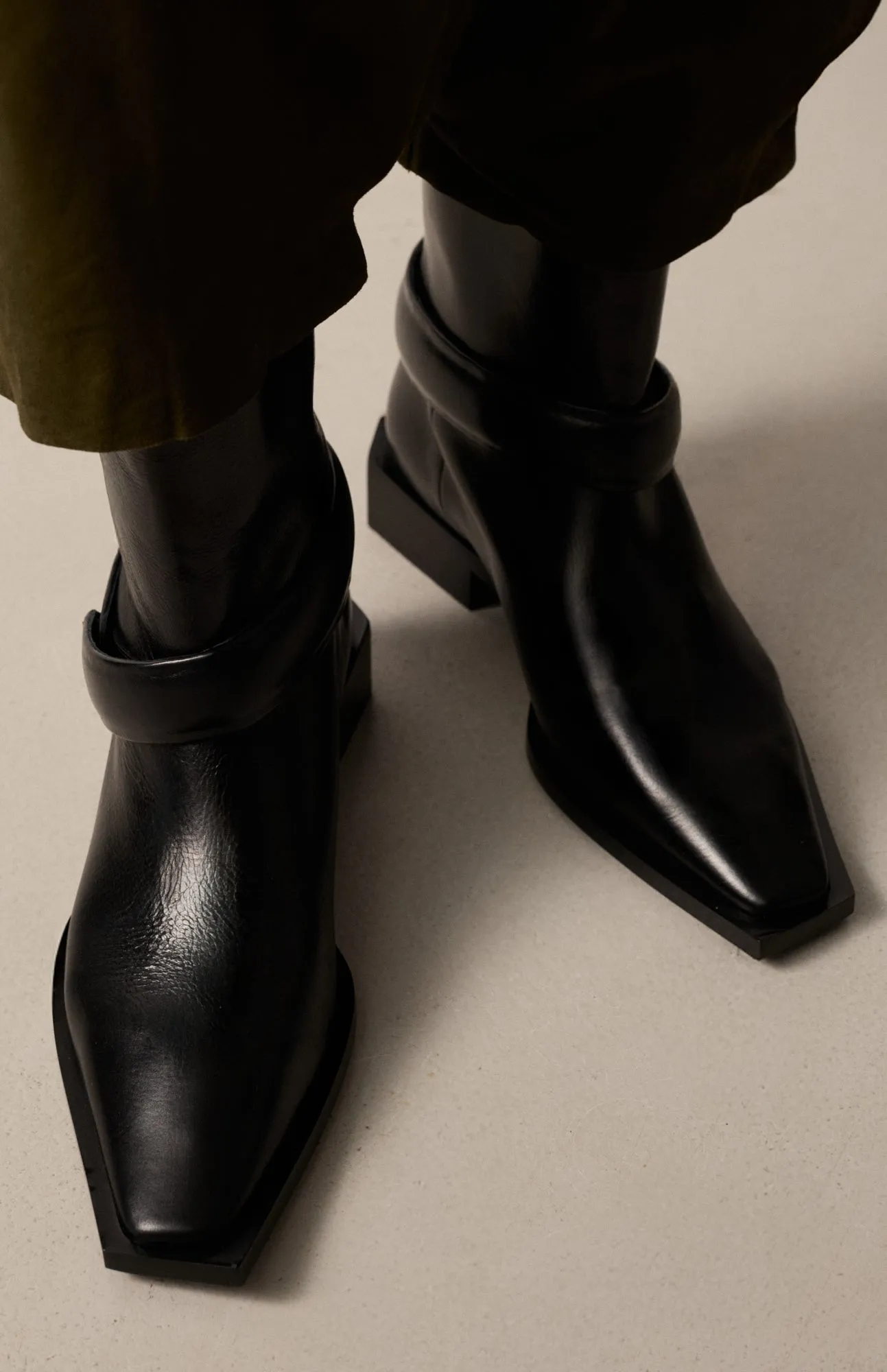 ZOEY DEEP BLACK sold by Vanda Novak product image thumbnail 3